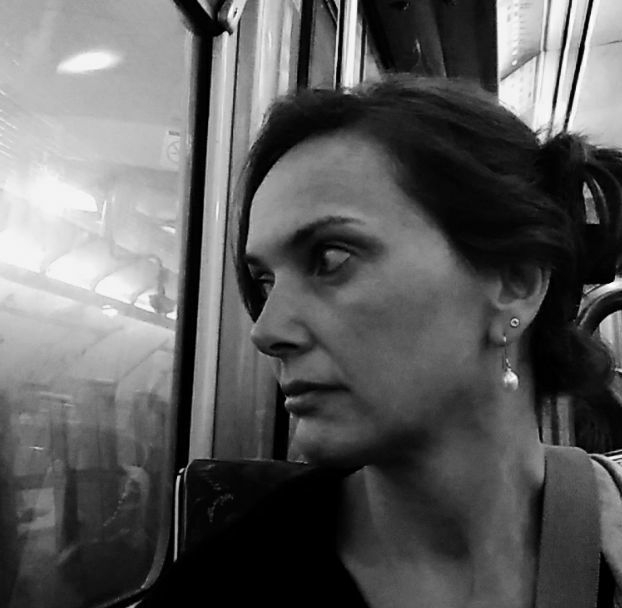 L'artista Sandra Bertocco che guarda un paesaggio